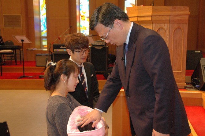 아기 첫 출석 축복기도 손경민 전도사, 김정의 사모의 '예담'아기